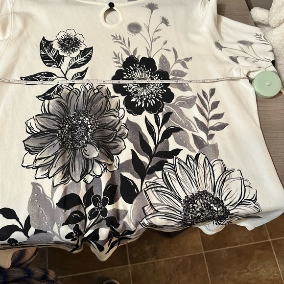 Alfred Dunner Cream 3/4 Sleeve Graphic Blouse - Picture 7 of 8